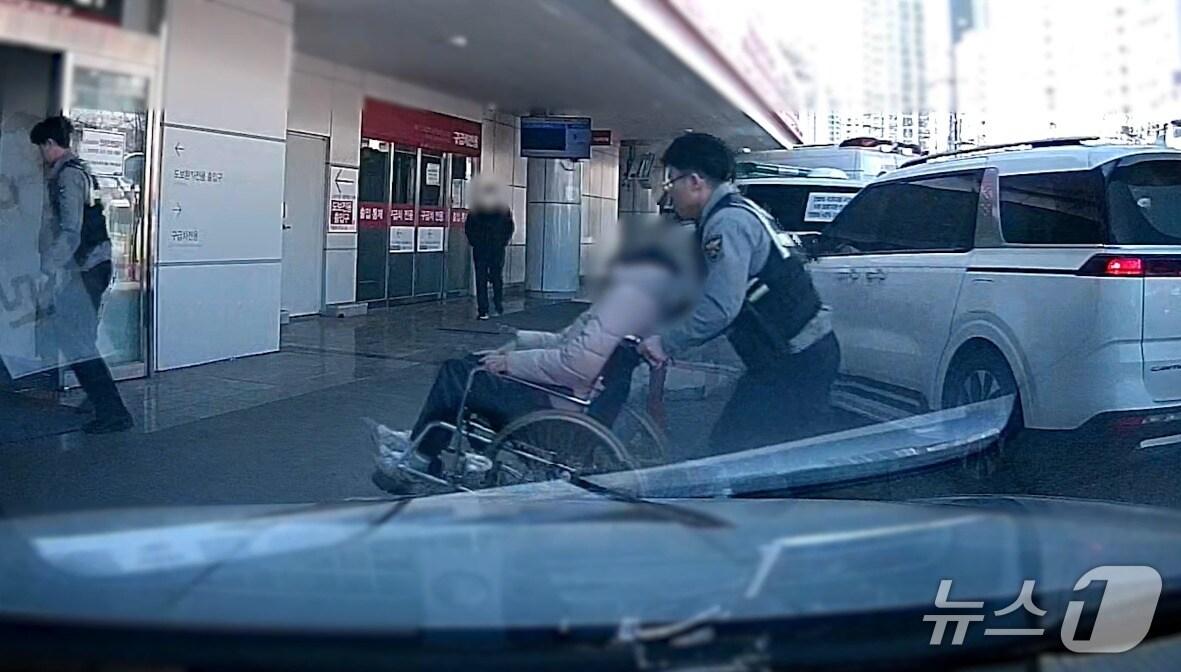 본문 이미지 -  응급환자를 병원이로 이송하고 있는 경찰(대전경찰청 제공) /뉴스1