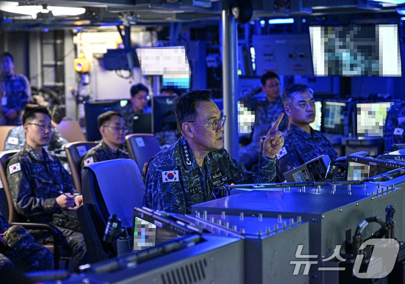 김명수 합참의장이 15일 정조대왕함 전투지휘실에서 작전지도를 하고 있다. (합동참모본부 제공. 재판매 및 DB 금지) 2025.5.15/뉴스1