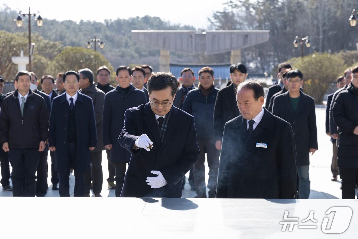 지난 2월 국립5·18민주묘지를 찾아 참배하고 있는 김동연 경기도지사.(경기도 제공, 재판매 및 DB 금지)