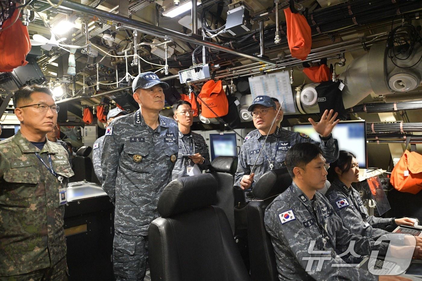 김명수 합참의장이 15일 도산안창호함에서 작전현황을 보고받고 있다. (합동참모본부 제공. 재판매 및 DB 금지) 2025.5.15/뉴스1