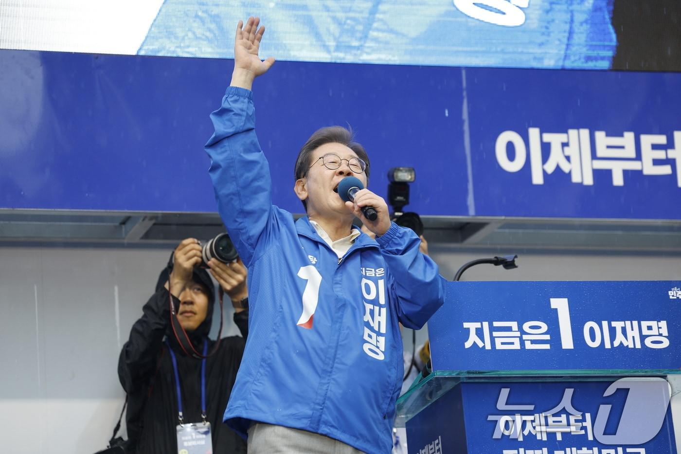 이재명 더불어민주당 대통령 후보가 '이순신 호국 벨트' 유세차 15일 오후 전남 순천시 연향동 패션의 거리를 찾아 지지를 호소하고 있다. 2025.5.15/뉴스1 ⓒ News1 안은나 기자