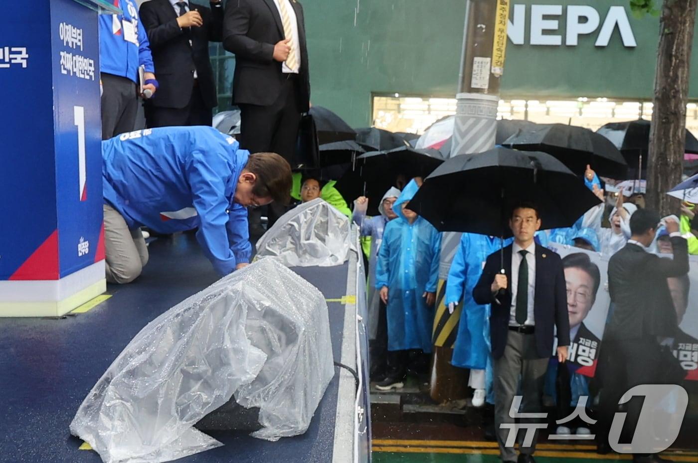 이재명 더불어민주당 대통령 후보가 '이순신 호국 벨트' 유세차 15일 오후 전남 순천시 연향동 패션의 거리를 찾아 지지자들을 향해 큰절을 하고 있다.2025.5.15/뉴스1 ⓒ News1 안은나 기자