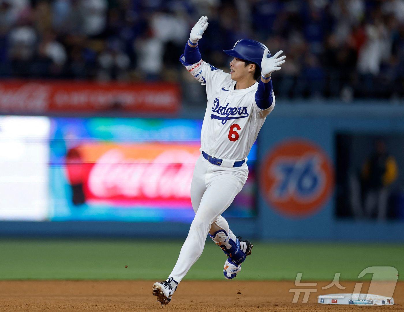 본문 이미지 - LA 다저스 김혜성이 15일(한국시간) 열린 2025 메이저리그 애슬레틱스와 홈 경기에서 5회말 1점 홈런을 터뜨렸다. 메이저리그 데뷔 홈런을 기록한 김혜성이 세리머니를 펼치고 있다. ⓒ AFP=뉴스1