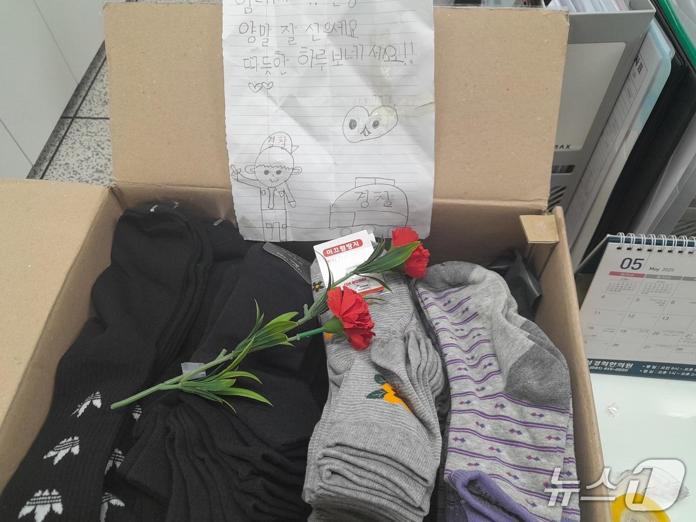 본문 이미지 - 산불 피해 주민을 위해 일봉동 지구대에 전달된 선물 바구니.(천안시청 제공. 재판매 및 DB금지)