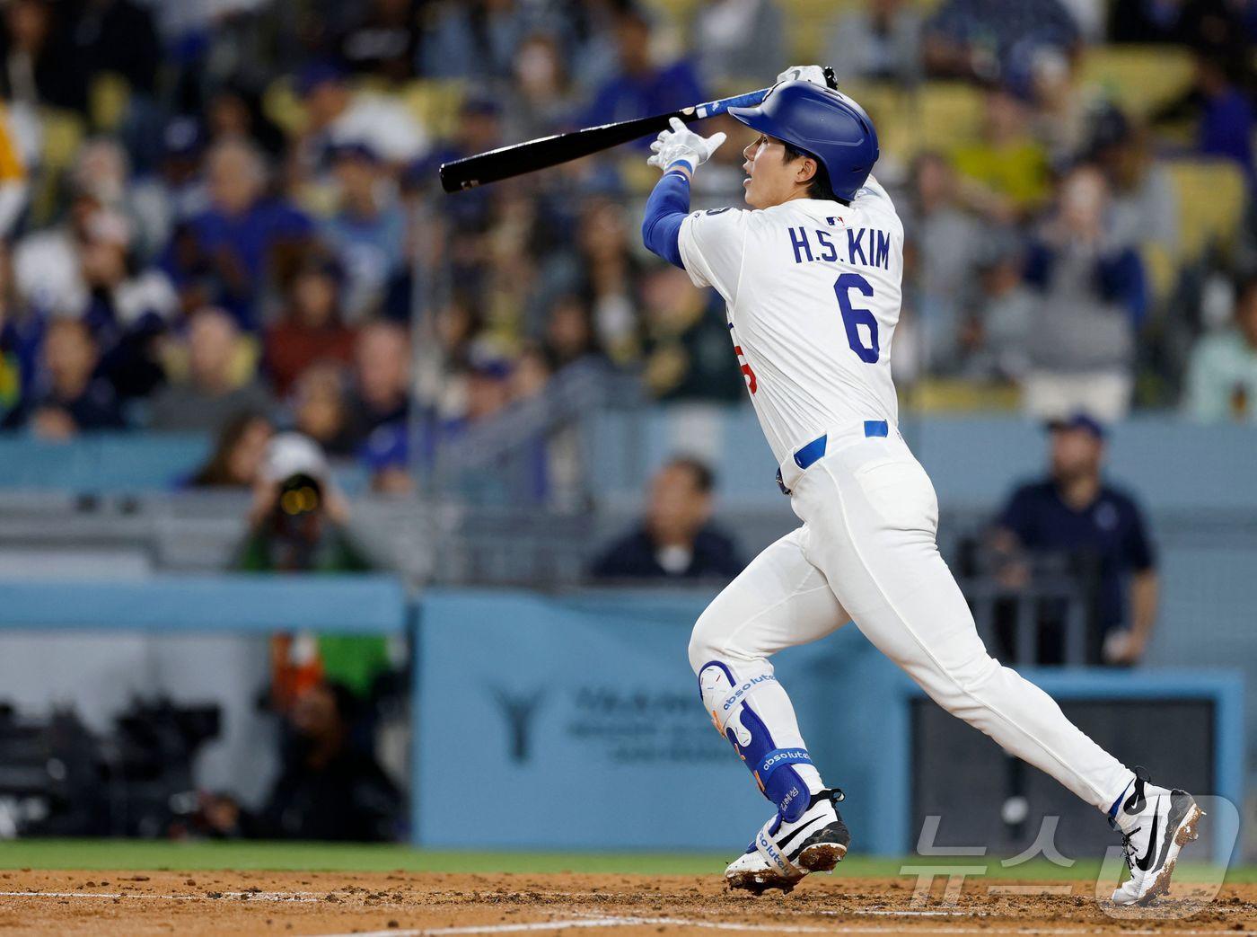 본문 이미지 - LA 다저스 김혜성은 19일(한국시간) 열린 2025 메이저리그 샌디에이고 파드리스전에서 5회말 2루타를 터뜨려 팀의 역전승에 일조했다. ⓒ AFP=뉴스1