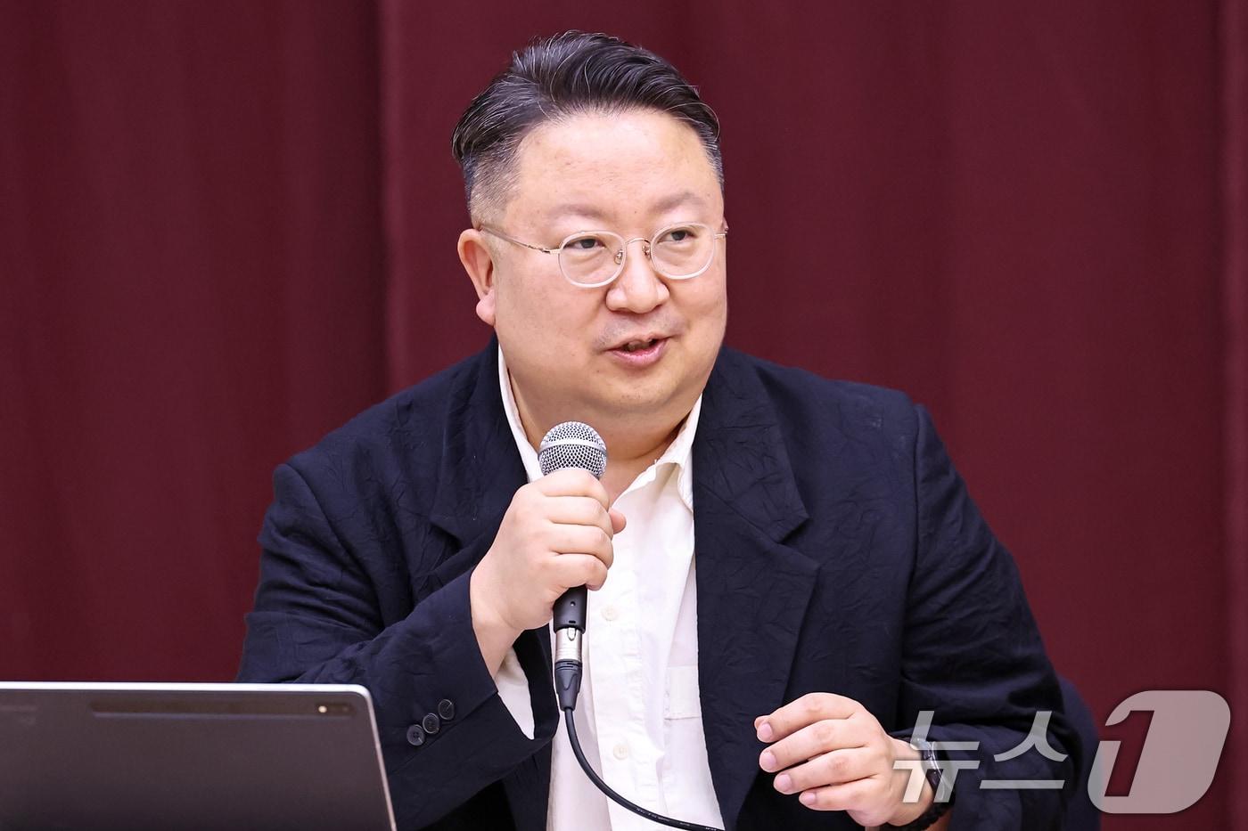 김덕희 서울시뮤지컬단 단장이 15일 오후 서울 종로구 세종문화회관에서 열린 뮤지컬 '더 퍼스트 그레잇 쇼' 라운드테이블 인터뷰에서 발언을 하고 있다. 오는 29일부터 6월 15일까지 열리는 이번 공연은 1960년대 한국 최초의 뮤지컬을 만들어가는 과정을 다룬 코미디 뮤지컬이다. 2025.5.15/뉴스1 ⓒ News1 민경석 기자