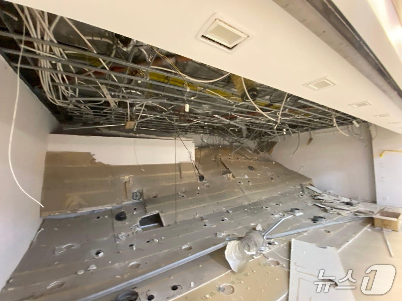 본문 이미지 - 15일 오후 2시32분께 대전 중구 은행동 지하상가의 한 점포 천장이 무너졌다.(대전소방본부 제공) /뉴스1