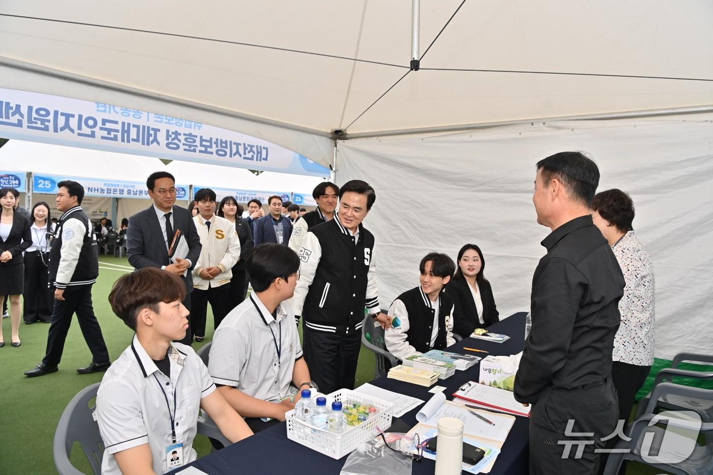 김태흠 도지사가 15일 아산 순천향대에서 열린 청년 잡 플래닝 데이에 참석해 청년들과 대화하고 있다. (충남도 제공, 재판매 및 DB금지) / 뉴스1 