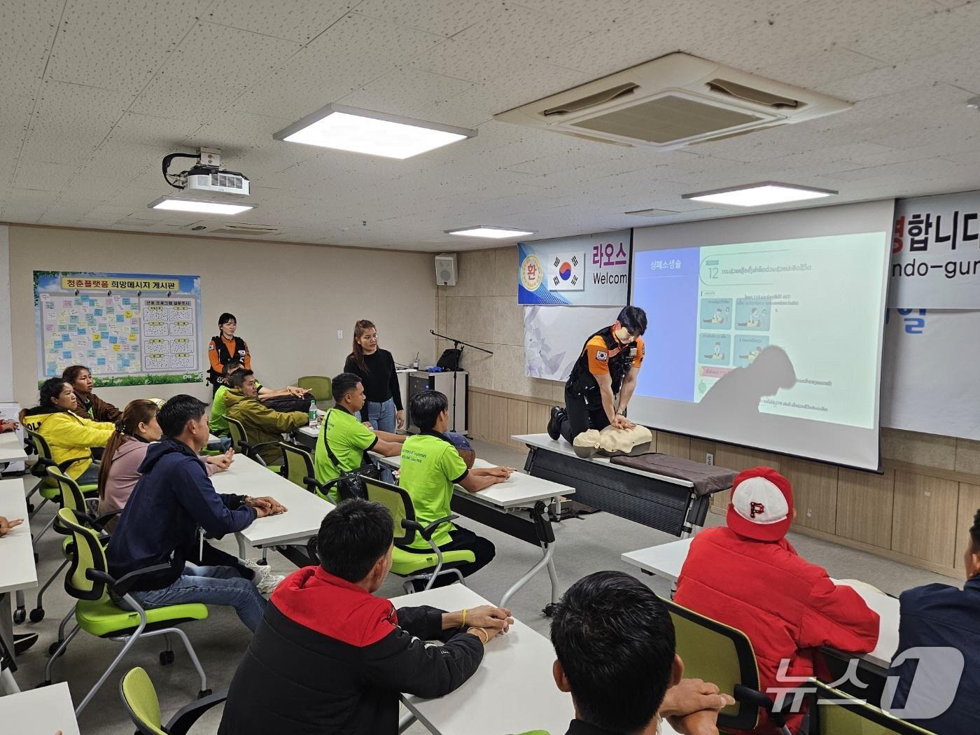 본문 이미지 - 진도소방서 직원들이 라오스 출신 계절근로자들을 대상으로  맞춤형 소방안전교육을 실시하고 있다.&#40;진도소방서 제공, 재판매 및 DB 금지&#41; 