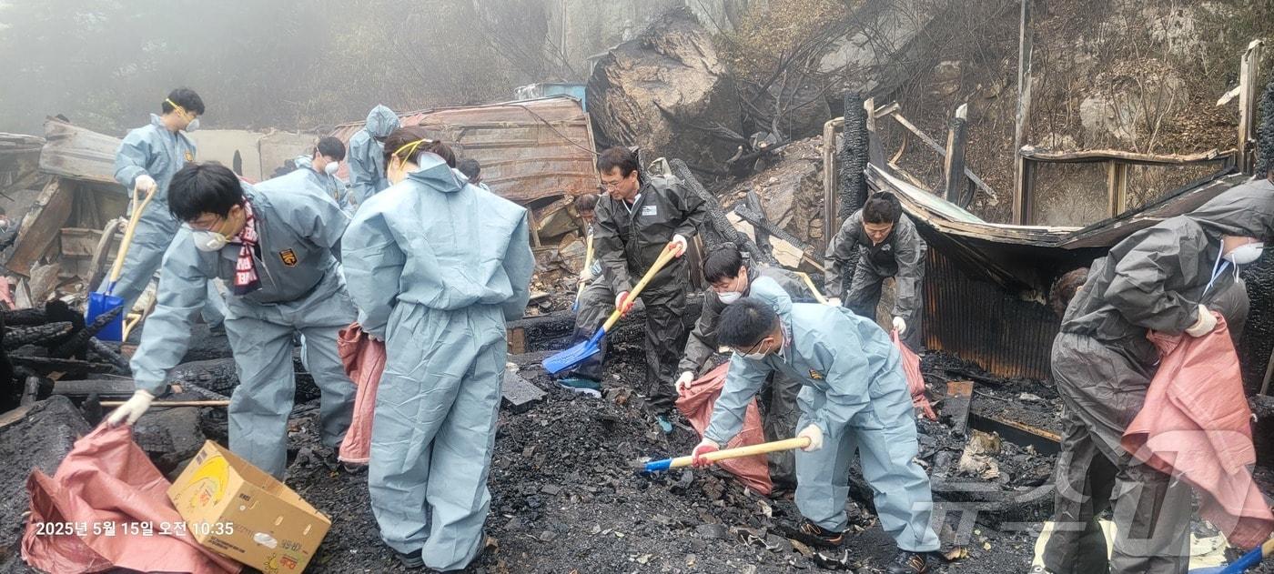 본문 이미지 - 롯데케미칼 여수공장 샤롯데 봉사단은 15일 영취산 도솔암 화재 현장을 찾아 자원봉사활동을 하고 있다.(롯데케미칼 제공. 재판매 및 DB 금지)