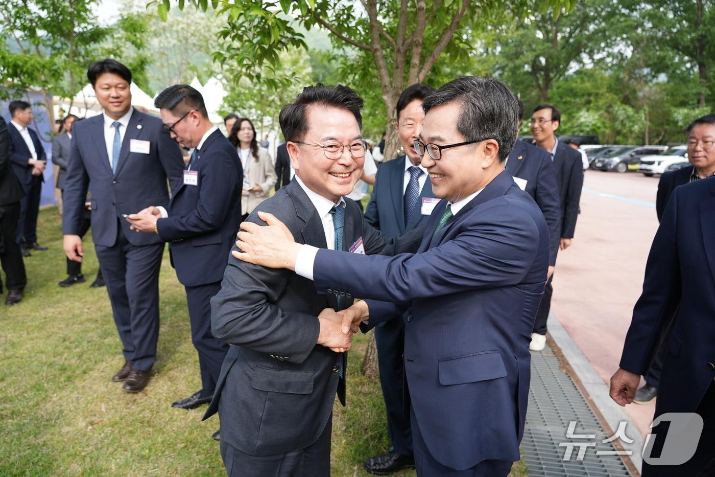 본문 이미지 - 육동한 춘천시장이 15일 경기 가평군 자라섬 중도에서 열리는 제71회 경기도체육대회 개회식에 김동연 경기도지사와 만나 악수를 하고 있다.(춘천시 제공, 재판매 및 DB금지)