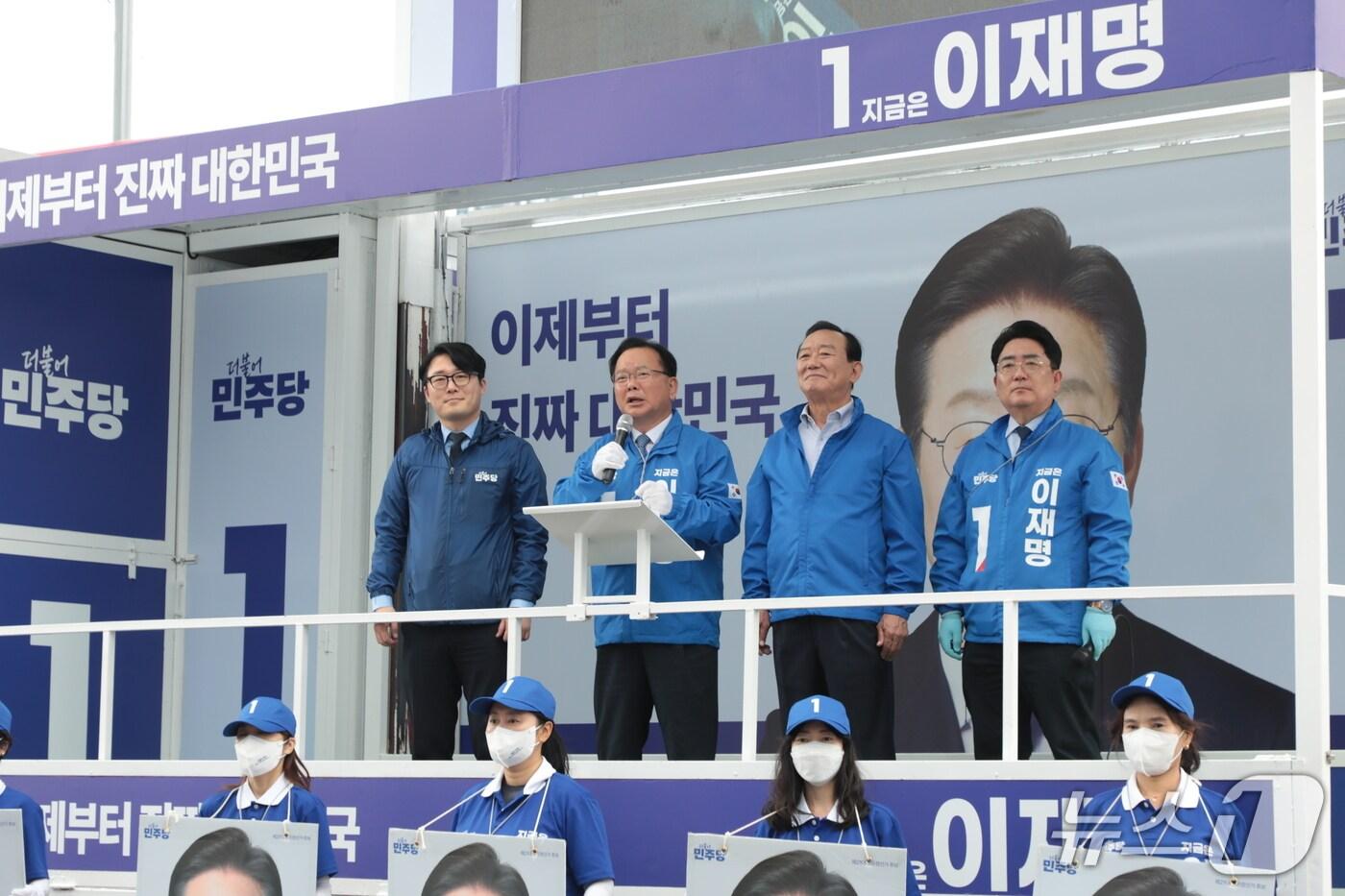 본문 이미지 - 더불어민주당 중앙선대위 총괄선대위원장을 맡은 김부겸 전 국무총리가 15일 울산 중구 태화루 사거리에서 유세차량에 올라 연설을 하고 있다.2025.5.15./뉴스1 김세은 기자