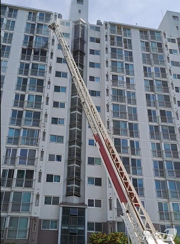 본문 이미지 - 강원 강릉 교동 아파트 화재현장.(강릉소방서 제공, 재판매 및 DB 금지) 2025.5.15/뉴스1