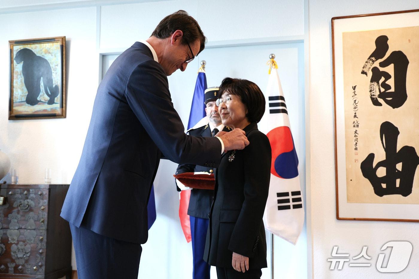 최정화 한국이미지커뮤니케이션연구원 이사장이 15일 오후 서울 서대문구 주한프랑스대사관에서 열린 수훈식에서 필립 베르투 주한 프랑스대사로부터 &#39;레지옹 도뇌르 오피시에&#39; 훈장을 받고 있다. 최 이사장은 한불 관계 증진 및 문화 교류에 기여한 공로를 인정받아 프랑스 국가 최고 훈장인 레지옹 도뇌르 오피시에를 한국 여성 최초로 받았다. 2025.5.15/뉴스1