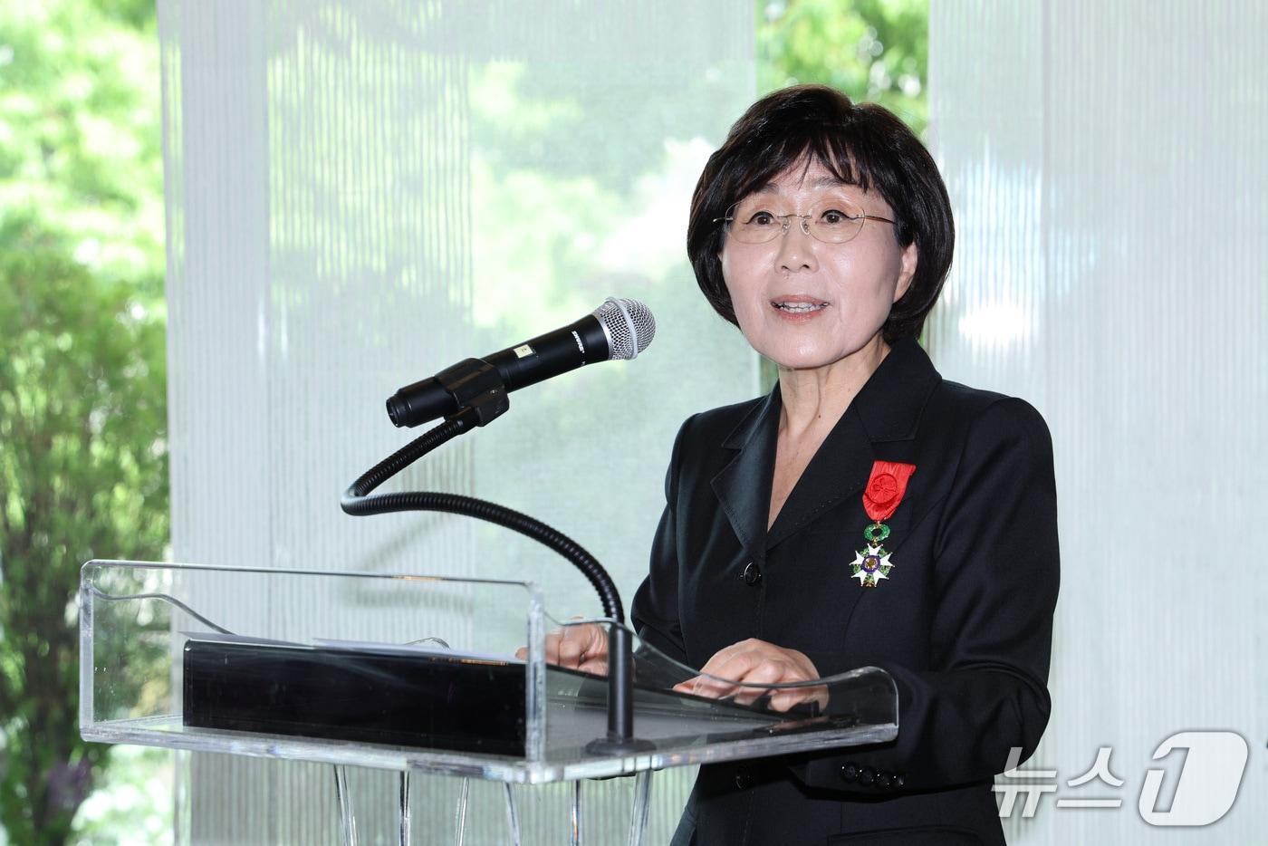 최정화 한국이미지커뮤니케이션연구원 이사장이 15일 오후 서울 서대문구 주한프랑스대사관에서 열린 수훈식에서 받은 &#39;레지옹 도뇌르 오피시에&#39; 훈장. 최 이사장은 한불 관계 증진 및 문화 교류에 기여한 공로를 인정받아 프랑스 국가 최고 훈장인 레지옹 도뇌르 오피시에를 한국 여성 최초로 받았다. 2025.5.15/뉴스1