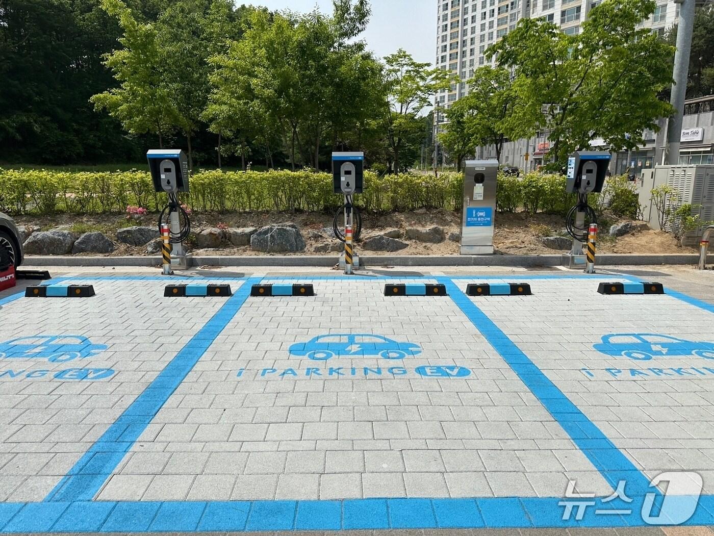 본문 이미지 - 진천군 아이파킹 전기차충전소.(진천군 제공)/뉴스1