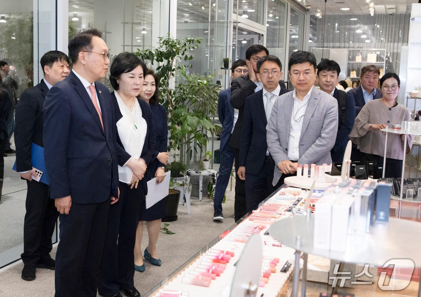 박민수 보건복지부 제2차관은 15일 오후 서울 용산구 아모레퍼시픽 본사에서 진행된 화장품기업 간담회를 마련했다.(보건복지부 제공)