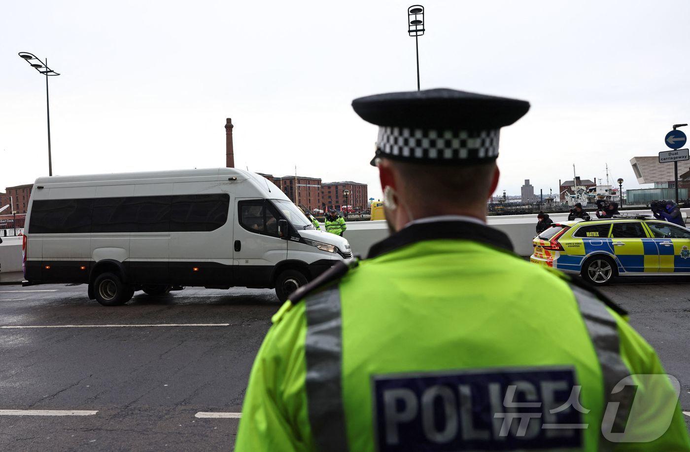 영국 교도소 차량이 경찰 호위를 받으며 이동하고 있다. 기사 내용과 무관. 2025.01.23. ⓒ AFP=뉴스1 ⓒ News1 이지예 객원기자