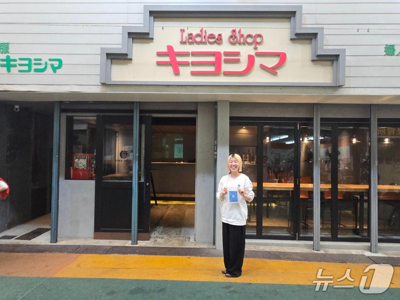 본문 이미지 - 세카이 호텔의 홍보담당자 키타카와 마리씨가 과거 여성복 가게였던 호텔 프런트를 소개하고 있다. 2025.05.15 ⓒ 뉴스1 김승준 기자