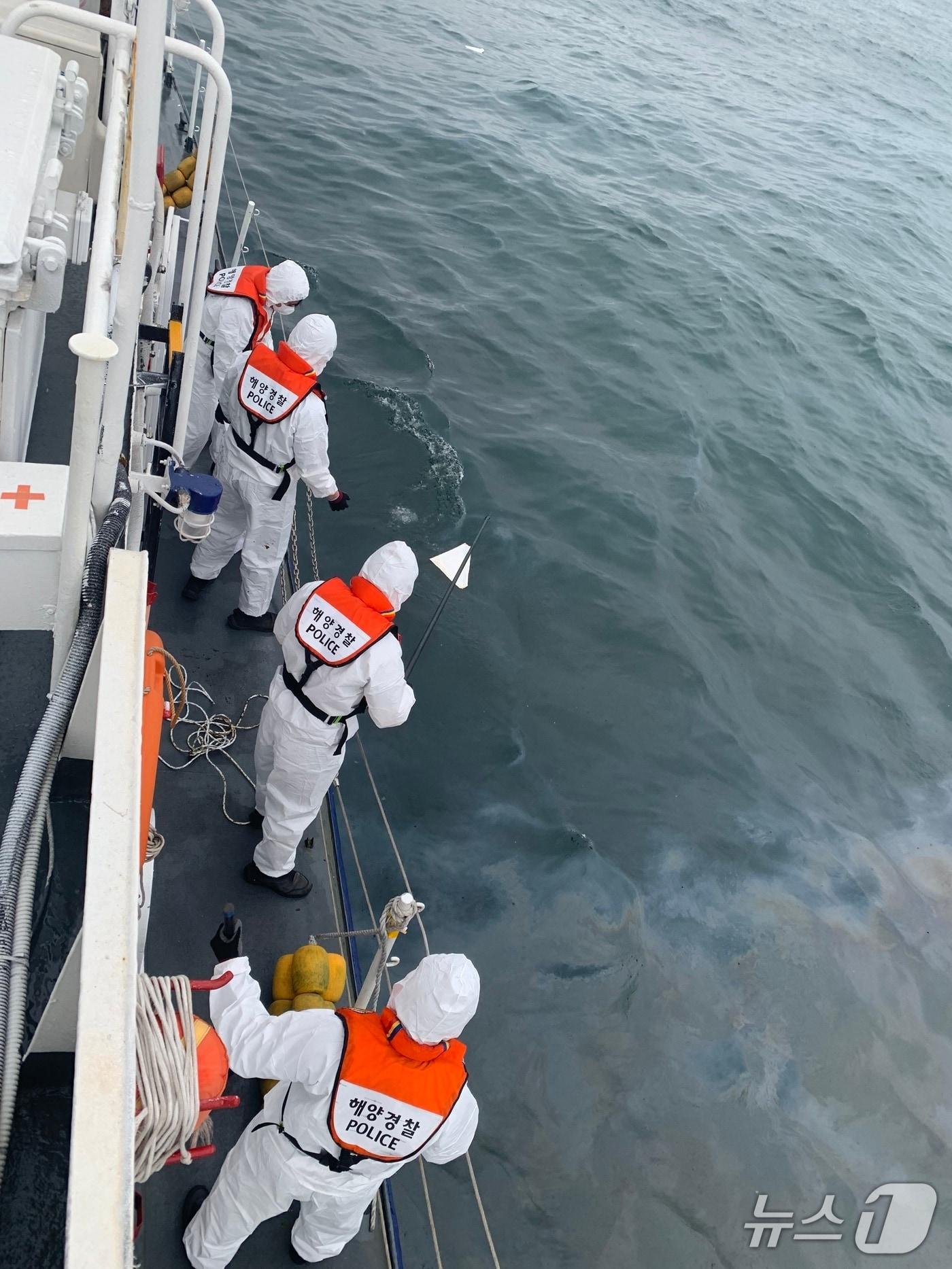 본문 이미지 - 15일 부산 영도구 생도 남서방 2.5해리 기름 유출 현장에서 해경이 방제작업을 하고 있다.(부산해경 제공. 재판매 및 DB 금지)