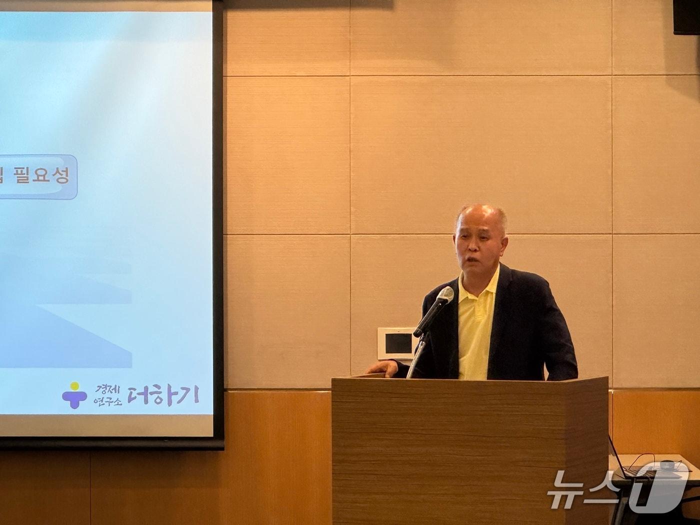 본문 이미지 - 이용우 경제더하기연구소 대표(전 더불어민주당 의원)이 15일 서울 여의도 한국기업거버넌스 포럼 세미나에서 발제하고 있다. @News1 강수련 기자