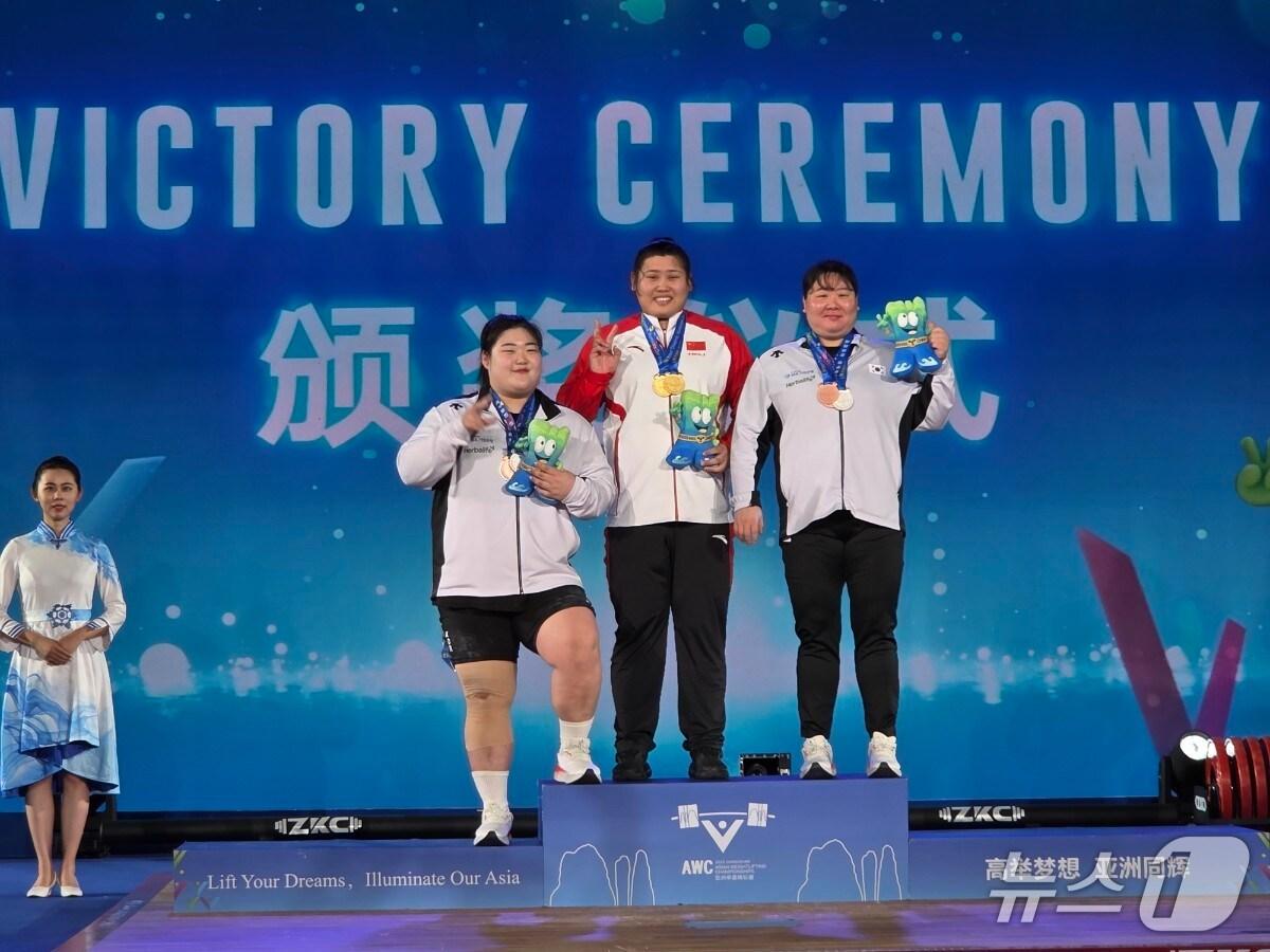 본문 이미지 - 박혜정(왼쪽)과 손영희(오른쪽)이 2025 아시아역도선수권 여자 최중량급 합계에서 2위, 3위를 기록했다. (대한역도연맹 제공)