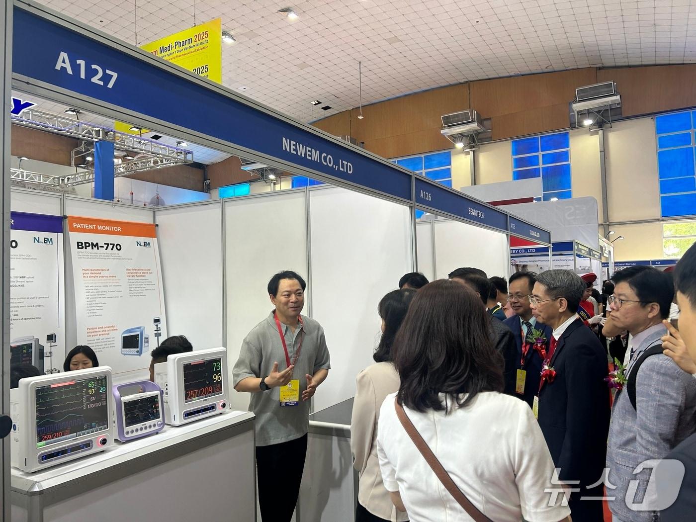 본문 이미지 - 강원 원주의료기기테크노밸리가 지난 8~11일 베트남 하노이에서 열린 국제의료기기전시회 &#39;Medi-Pharm 2025&#39;에서 강원특별자치도, 원주시와 함께 강원공동관을 구성해 운영했다. &#40;원주의료기기테크노밸리 제공. 재판매 및 DB금지&#41; 2025.5.15/뉴스1