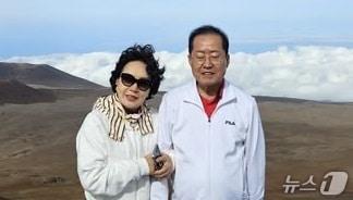 본문 이미지 - 홍준표 전 대구시장이 부인 이순삼 여사와 함께 15일 하와이 빅아일랜드 최고봉 마우나케아 정상에 오른 모습을 SNS에 소개했다. &#40;SNS 갈무리&#41; ⓒ 뉴스1
