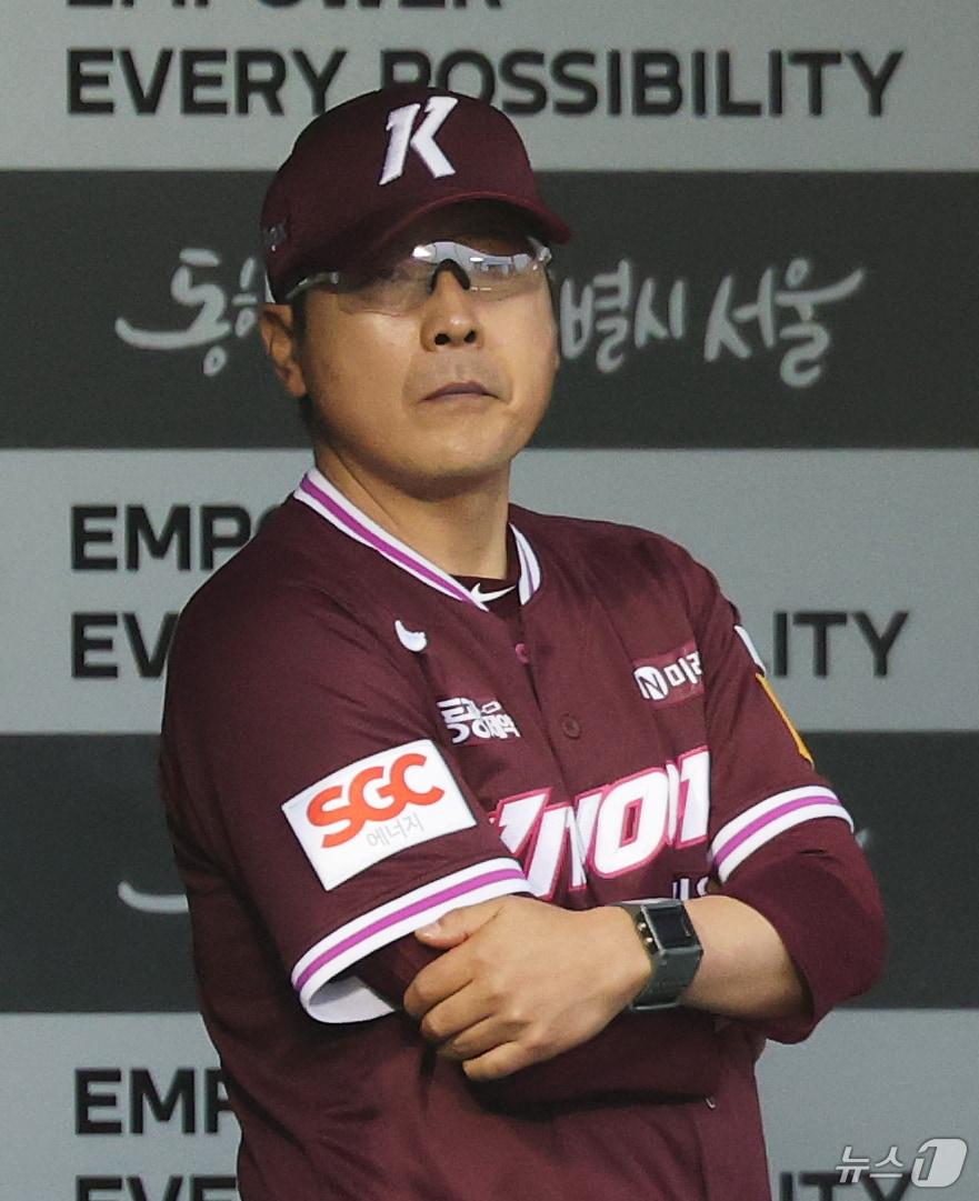 본문 이미지 - 15일 오후 서울 송파구 잠실야구장에서 열린 &#39;2025 신한 SOL 뱅크 KBO리그&#39; 키움 히어로즈와 LG 트윈스의 경기에서 홍원기 키움 감독이 경기를 지켜보고 있다. 2025.5.15/뉴스1 ⓒ News1 오대일 기자