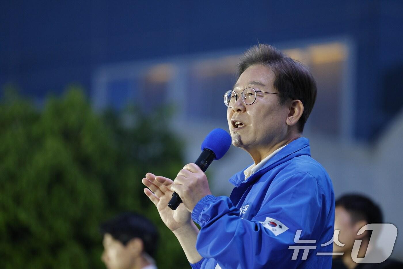 본문 이미지 - 이재명 더불어민주당 대통령 후보가 '이순신 호국 벨트' 유세차 15일 오후 전남 목포시 평화광장을 찾아 지지를 호소하고 있다. 2025.5.15/뉴스1 ⓒ News1 안은나 기자