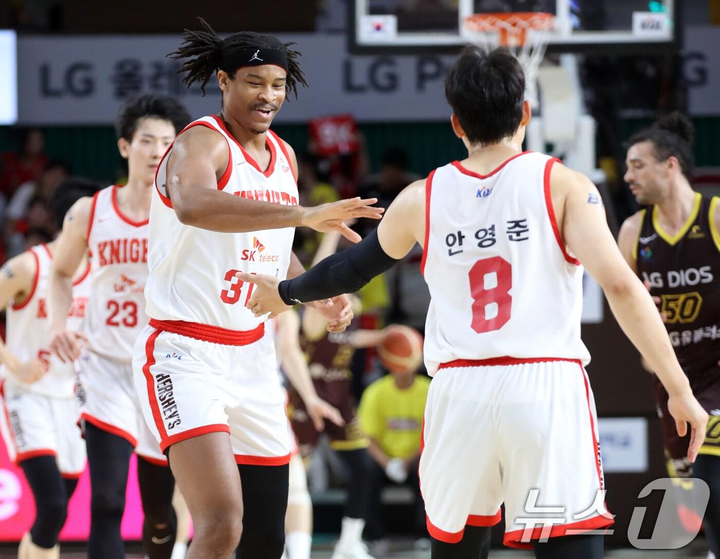 본문 이미지 - 15일 오후 경남 창원체육관에서 열린 &#39;2024-25 KCC 프로농구 챔피언결정전 6차전&#39; 창원 LG 세이커스와 서울 SK 나이츠의 경기에서 SK 아이재아 힉스가 득점에 성공한 안영준과 하이파이브를 하고 있다. 2025.5.15/뉴스1 ⓒ News1 윤일지 기자