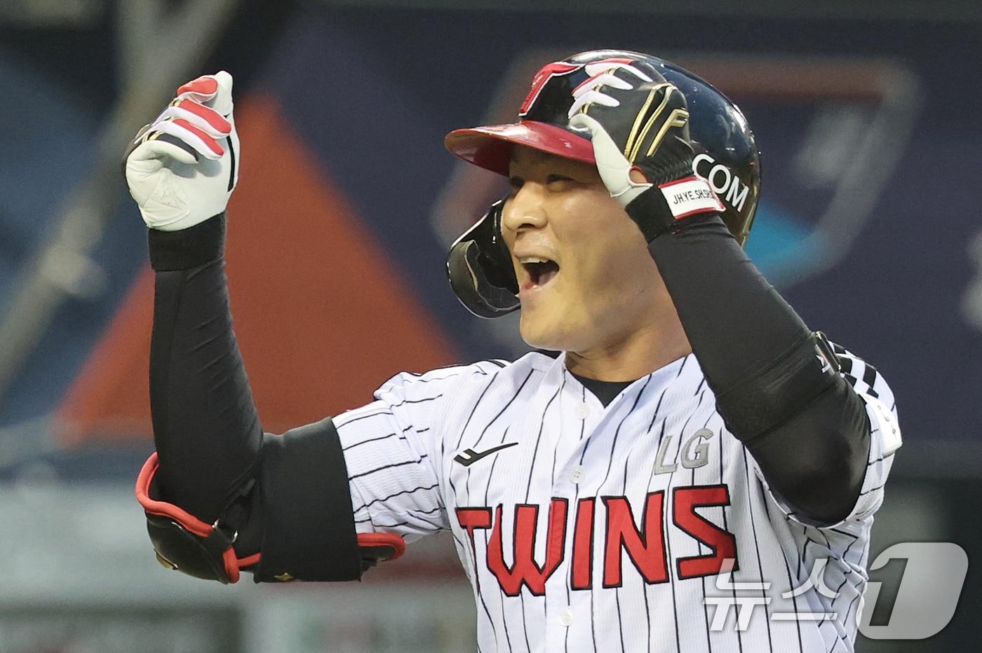 15일 오후 서울 송파구 잠실야구장에서 열린 &#39;2025 신한 SOL 뱅크 KBO리그&#39; 키움 히어로즈와 LG 트윈스의 경기 4회말 LG 공격 2사 1루 상황에서 오지환이 선제 투런 홈런을 쏘아올린 후 기뻐하고 있다. 2025.5.15/뉴스1 ⓒ News1 오대일 기자