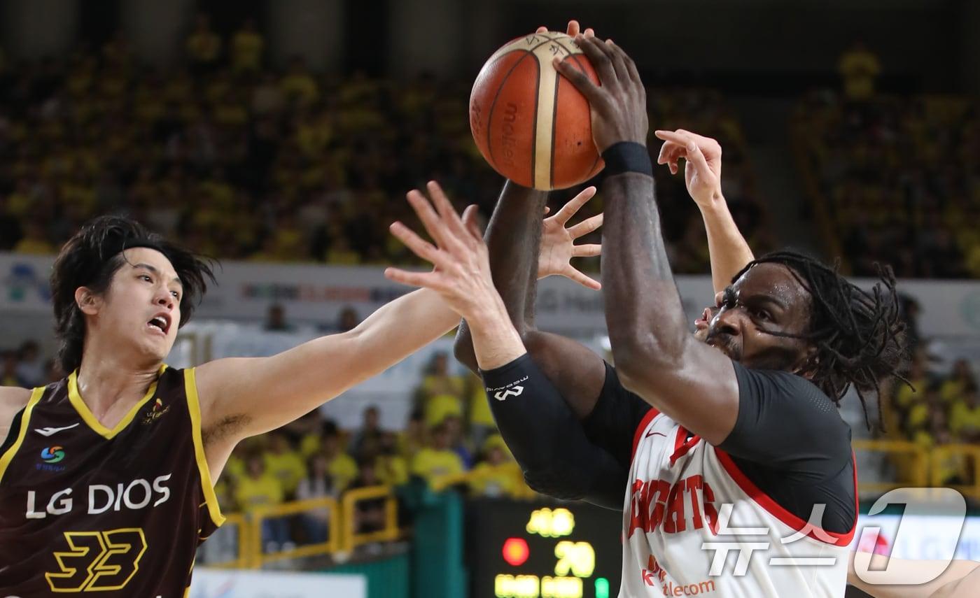 15일 오후 경남 창원체육관에서 열린 '2024-25 KCC 프로농구 챔피언결정전 6차전' 창원 LG 세이커스와 서울 SK 나이츠의 경기에서 SK 자밀 워니와 LG 칼 타마요가 볼다툼을 벌이고 있다. 2025.5.15/뉴스1 ⓒ News1 윤일지 기자