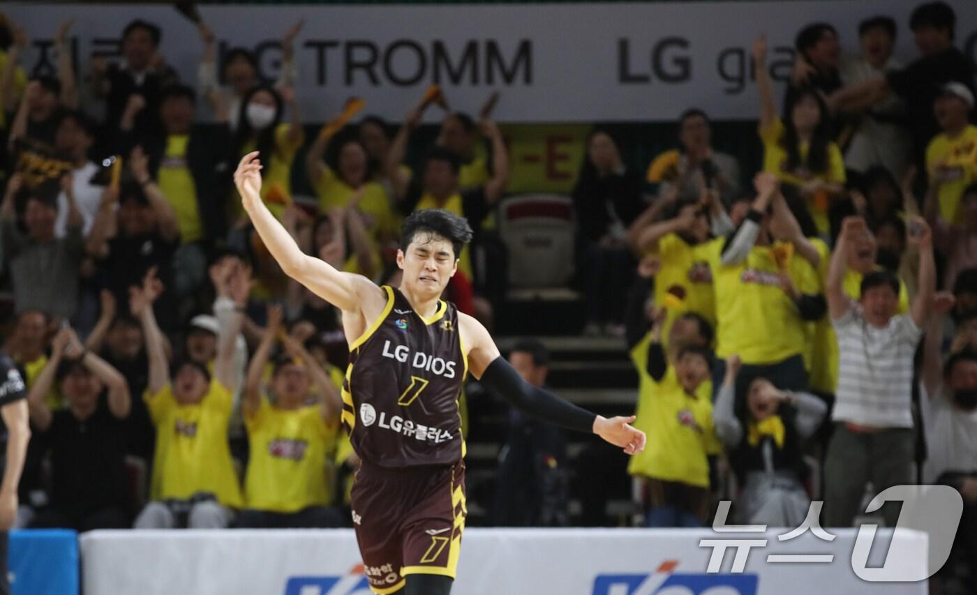 15일 오후 경남 창원체육관에서 열린 &#39;2024-25 KCC 프로농구 챔피언결정전 6차전&#39; 창원 LG 세이커스와 서울 SK 나이츠의 경기에서 LG 유기상이 3점슛으로 동점을 만든 뒤 환호하고 있다. 2025.5.15/뉴스1 ⓒ News1 윤일지 기자