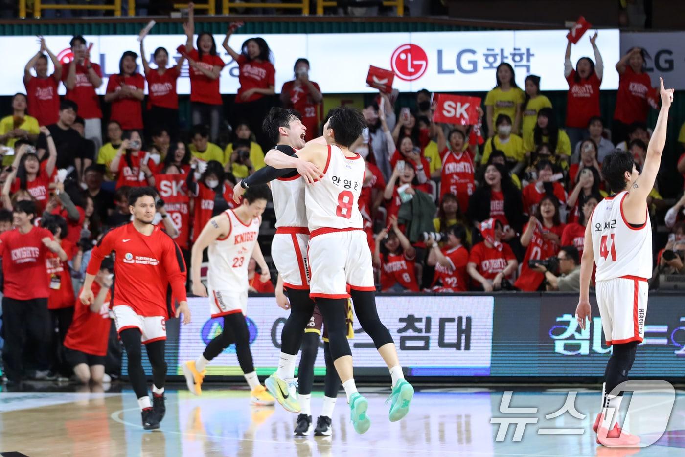 15일 오후 경남 창원체육관에서 열린 &#39;2024-25 KCC 프로농구 챔피언결정전 6차전&#39; 창원 LG 세이커스와 서울 SK 나이츠의 경기에서 54대 51로 승리한 SK 선수들이 기뻐하고 있다. 2025.5.15/뉴스1 ⓒ News1 윤일지 기자