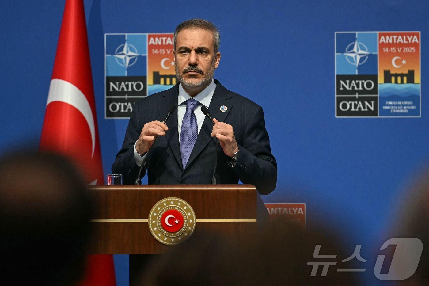 하칸 피단 튀르키예 외무장관이 15일 안탈리아에서 우크라이나와 러시아 간의 잠재적인 평화 회담을 앞두고 열린 북대서양조약기구&#40;NATO&#41; 외무장관 비공식 회의 후 기자회견에서 발언하고 있다. 2025.5.15 ⓒ AFP=뉴스1 ⓒ News1 강민경 기자
