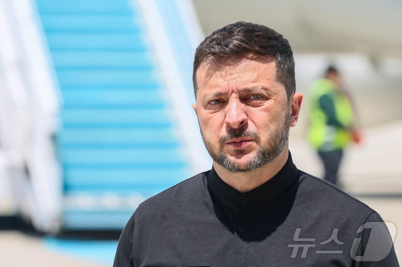 우크라이나 대통령 볼로디미르 젤렌스키가 15일 앙카라 공항에 도착해 비행기에서 내린 후 취재진을 지켜보고 있다. 이날 그는 레제프 타이이프 에르도안 튀르키예 대통령과 회담을 가질 계획이다. 2025.5.15 ⓒ AFP=뉴스1 ⓒ News1 강민경 기자