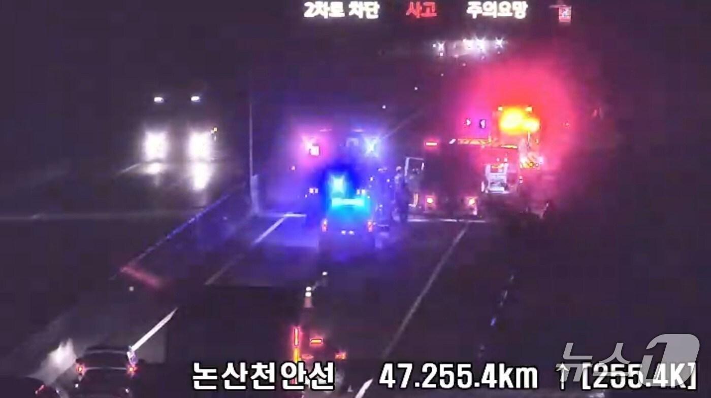 본문 이미지 -  공주 천안논산고속도로 화물차 추돌 사고 현장.(도로공사 CCTV 갈무리) / 뉴스1