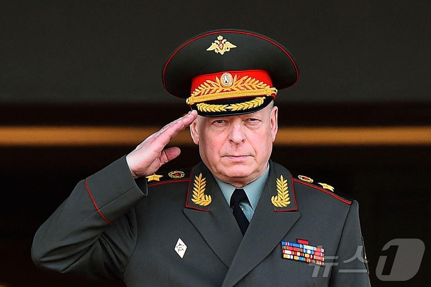 본문 이미지 - 블라디미르 푸틴 러시아 대통령이 15일(현지시간) 올레그 살류코프 러시아 지상군 사령관을 국가안보회의 부서기로 임명했다. ⓒ AFP=뉴스1