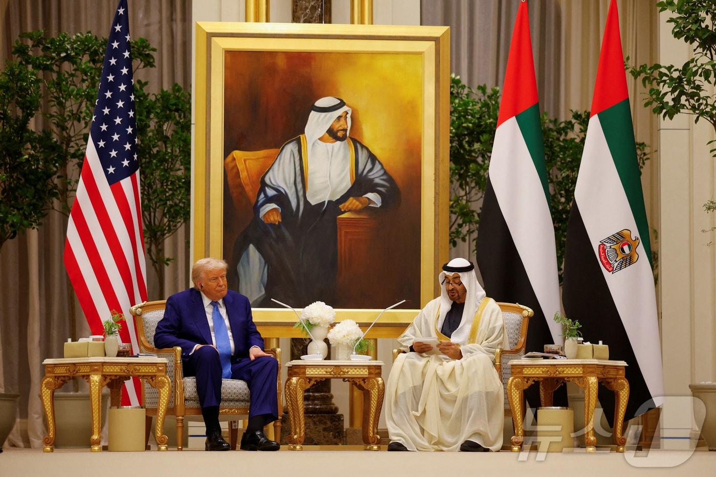 도널드 트럼프 미국 대통령이 15일&#40;현지시간&#41; 아랍에미리트&#40;UAE&#41;를 방문해 2000억 달러 규모의 경제 협력 및 투자 계약을 체결했다. ⓒ 로이터=뉴스1