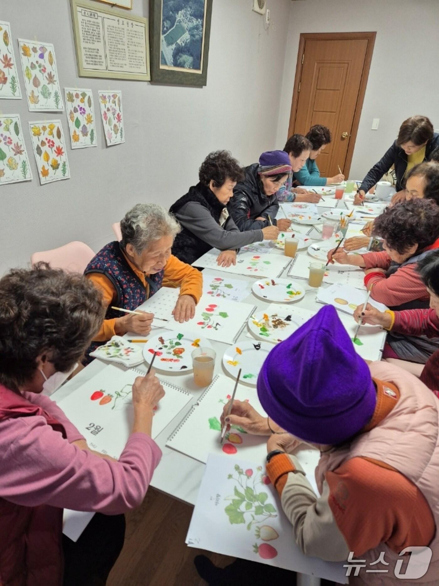 본문 이미지 - 충북 증평군은 충북도 주관 '2025년 평생교육 프로그램 공모사업'에 선정돼 도비 2500만 원을 확보했다. 사진은 증평읍 미암리 마을단위 평생학습 운영 모습.(증평군 제공)/뉴스1