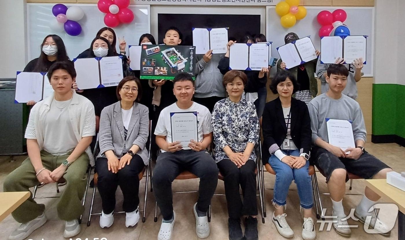 충북 증평군 학교밖청소년지원센터가 지난달 5일 치러진 2025년 1회 검정고시에서 총 20명의 합격자를 배출했다.(증평군 제공)/뉴스1