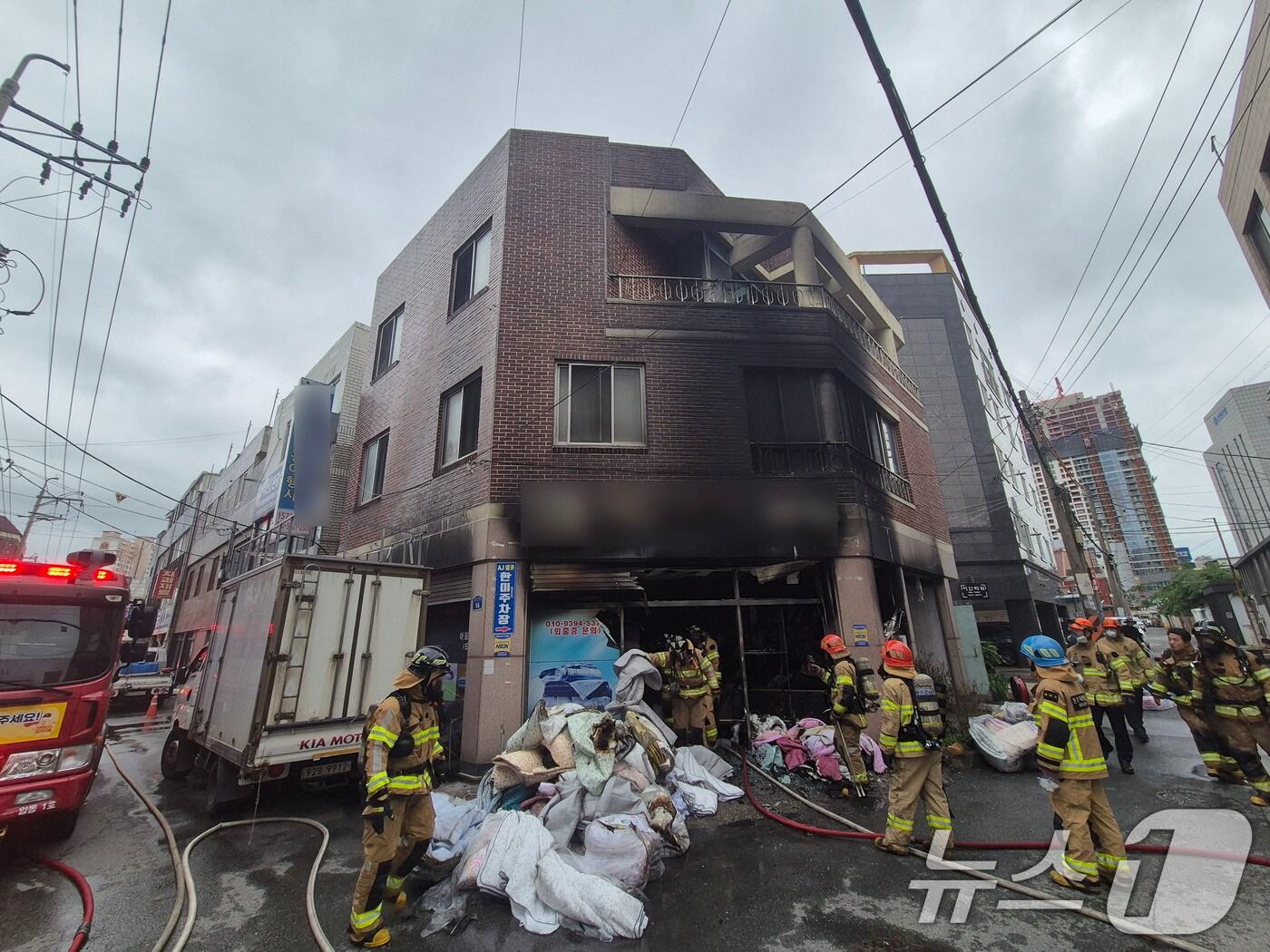 본문 이미지 - 16일 오전 7시 25분쯤 광주 북구 북동의 한 이불가게에서 불이 나 소방당국이 진화하고 정리하고 있다.(광주 북부소방 제공. 재판매 및 DB 금지) 
