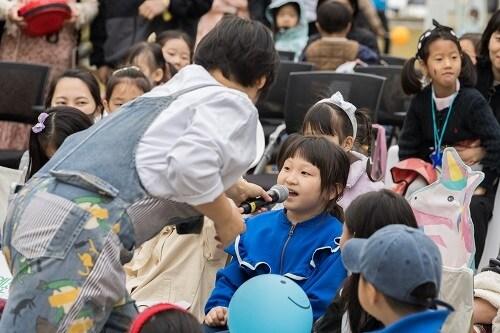 본문 이미지 - 거리예술축제 '예술로 소풍'에 참여한 어린이 모습(한국문화예술위원회 제공)