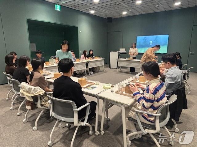 본문 이미지 - 오감산책(차 테라피) 프로그램.(용산구청 제공)