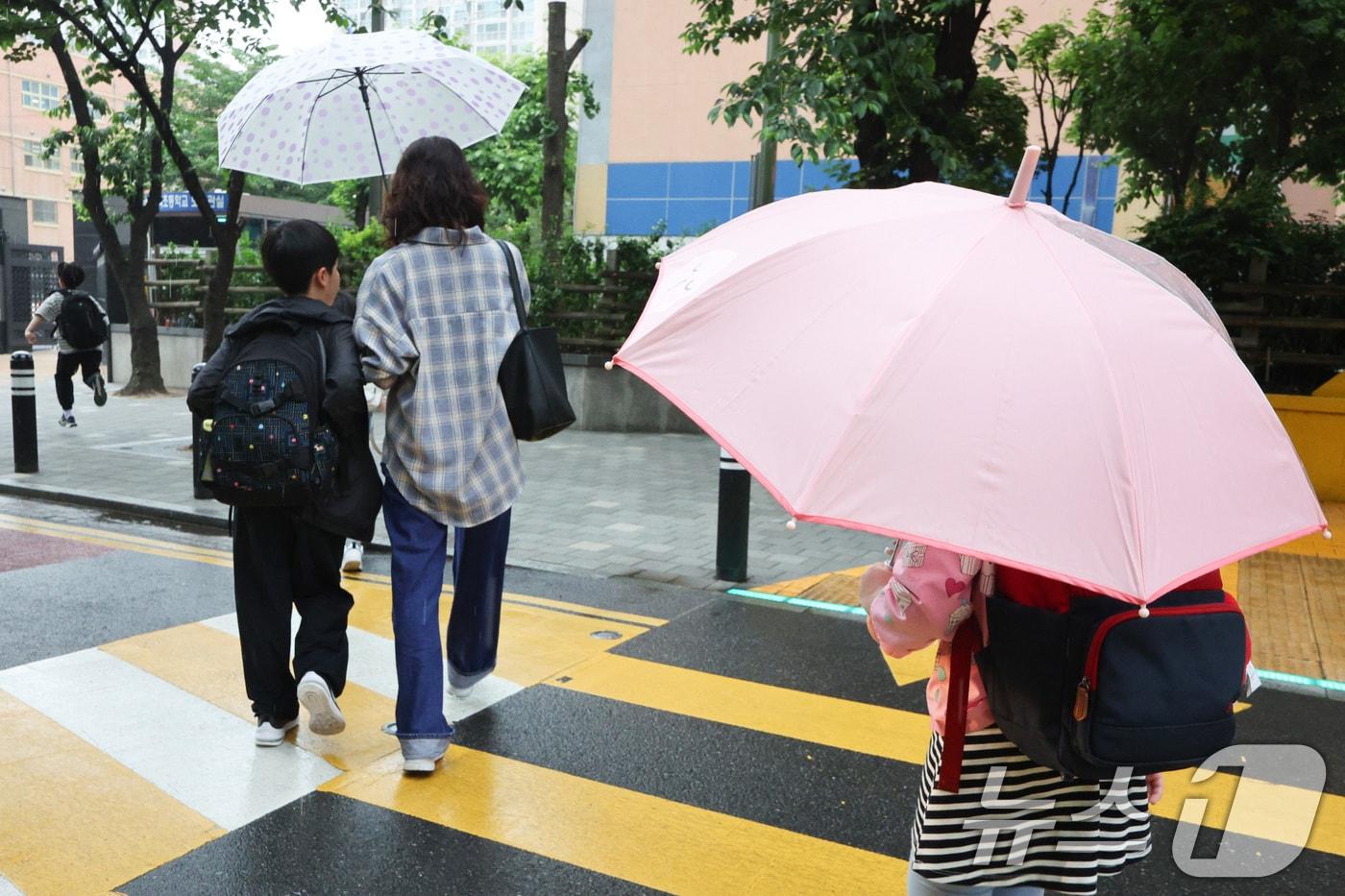 지난달 16일 서울의 한 초등학교로 학생들이 등교하고 있다. (자료사진) /뉴스1 ⓒ News1 신웅수 기자