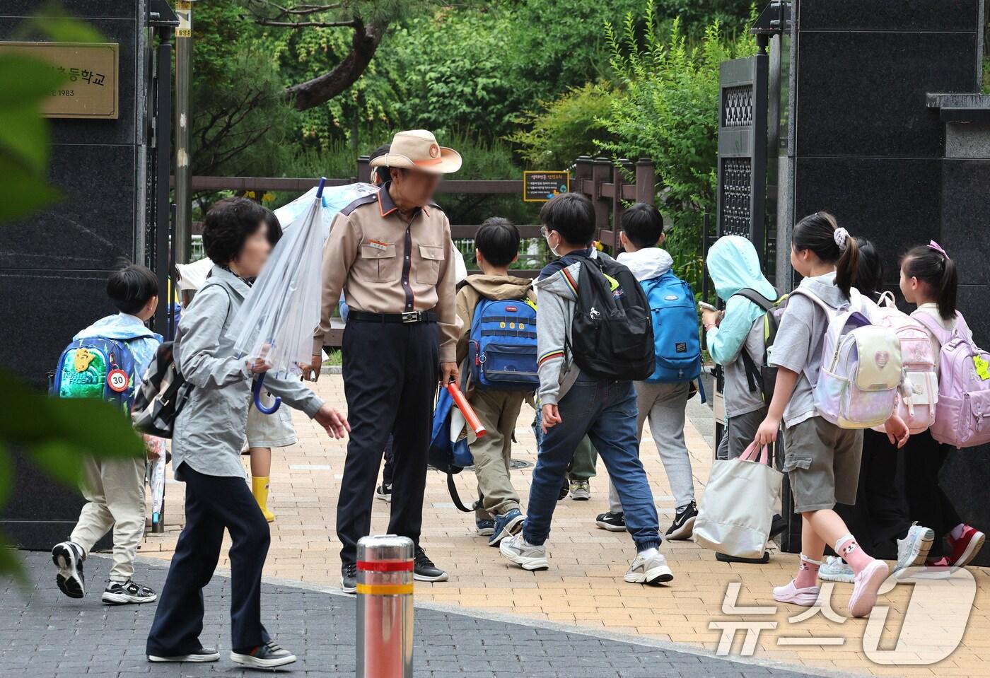서울의 한 초등학교로 학생들이 등교하고 있다. /뉴스1 ⓒ News1 신웅수 기자