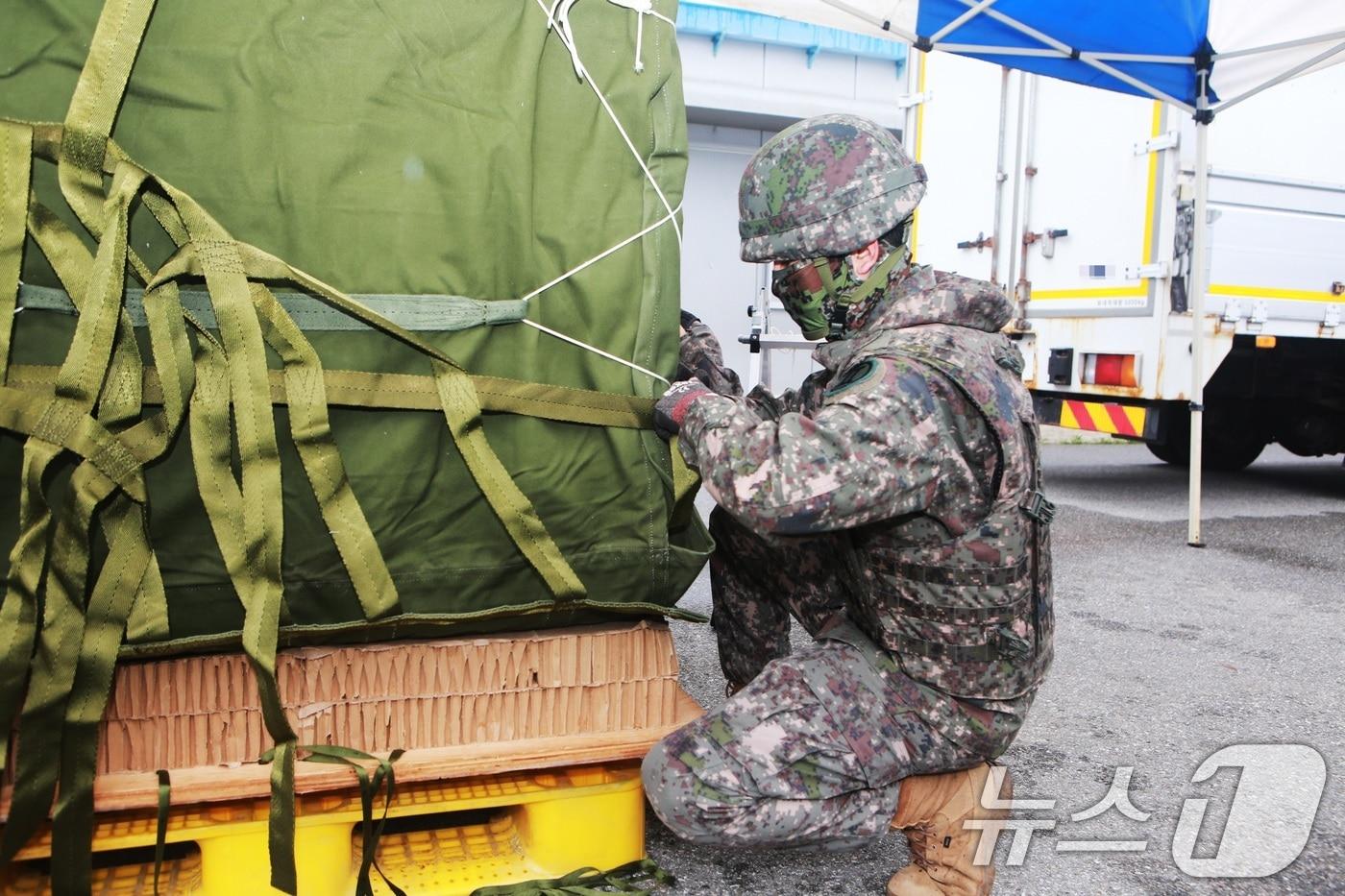한 군인이 훈련 중  아군에게 전달할 재보급 물자(탄약, 식량, 의약품 등)를 종류 및 크기별로 구분해 포장 및 의장하고 있다. (육군 제공, 사진은 기사 내용과 무관함) / 뉴스1