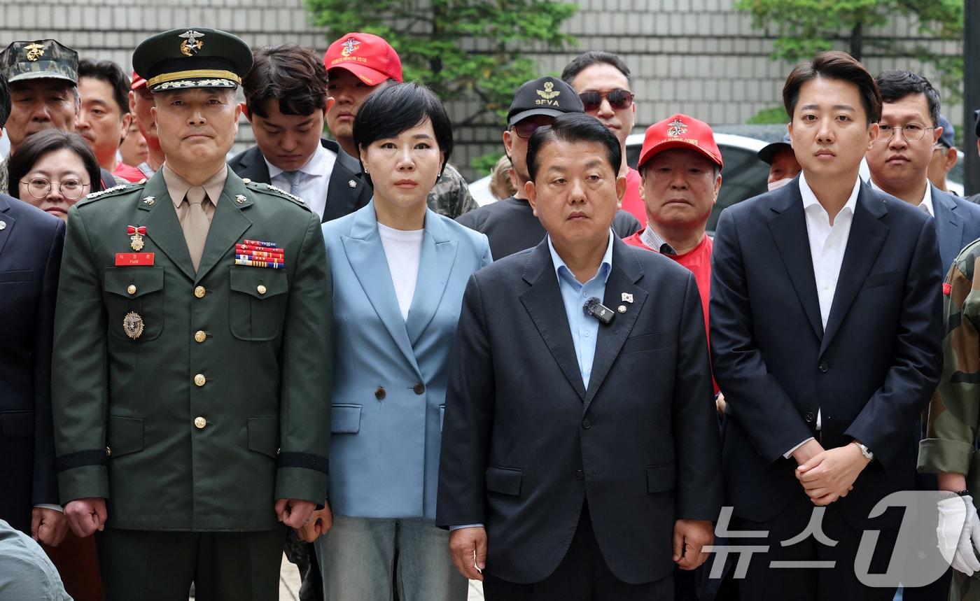 본문 이미지 - 2025년 5월 16일 서울 서초구 서울고등법원에서 해병대 '채 상병 순직 사건'과 관련 항명 및 상관명예훼손 혐의로 기소된 박정훈 전 해병대 수사단장(대령)의 항소심 2차 공판준비기일을 앞두고 열린 기자회견에 참석한 박정훈 대령, 김병주· 전현희 더불어민주당 의원, 이준석 개혁신당 의원(왼쪽부터). 2025.5.16 ⓒ 뉴스1 박세연 기자