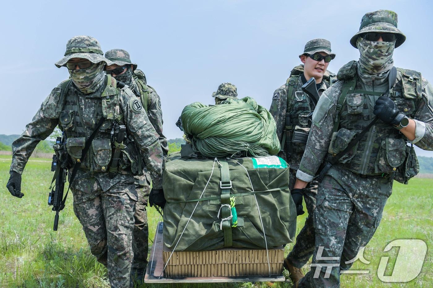  재보급 물자를 아군부대가 회수하고 있다. &#40;육군 제공. 재판매 및 DB 금지&#41; 2025.5.16/뉴스1